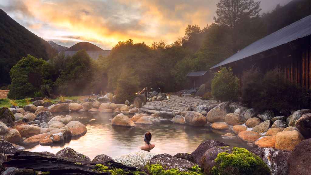 Du khách trải nghiệm tắm Onsen Nhật Bản