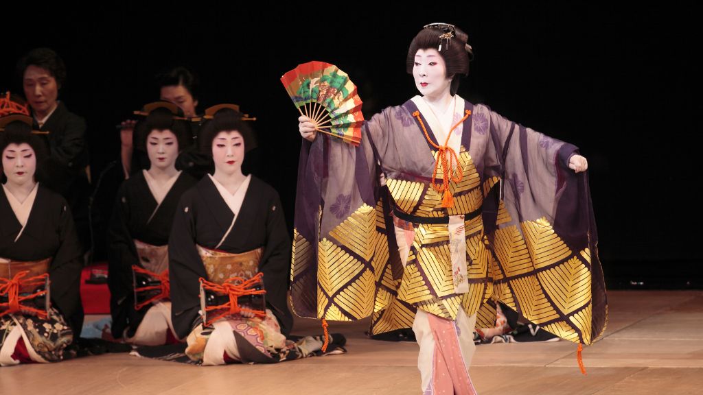 Du khách xem biểu diễn Geisha Show