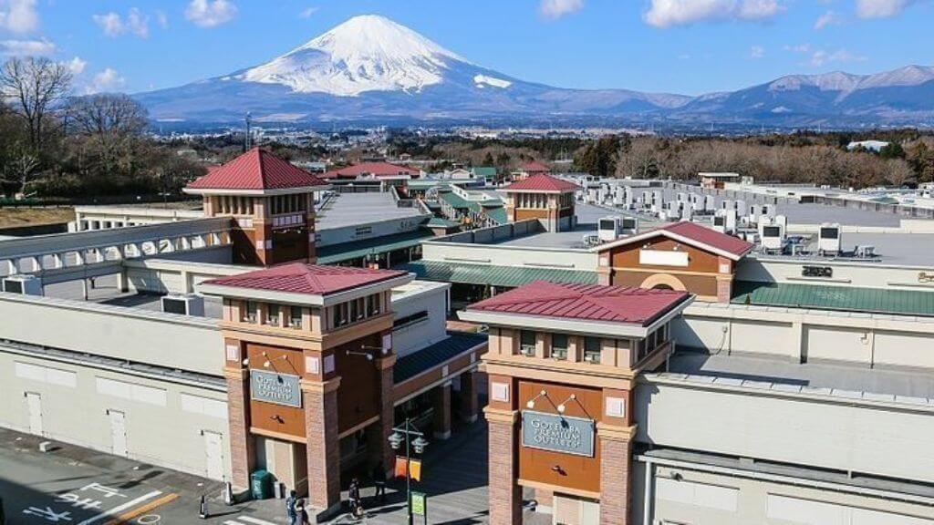 Trung tâm mua sắm Gotemba Outlet gần Núi Phú Sĩ
