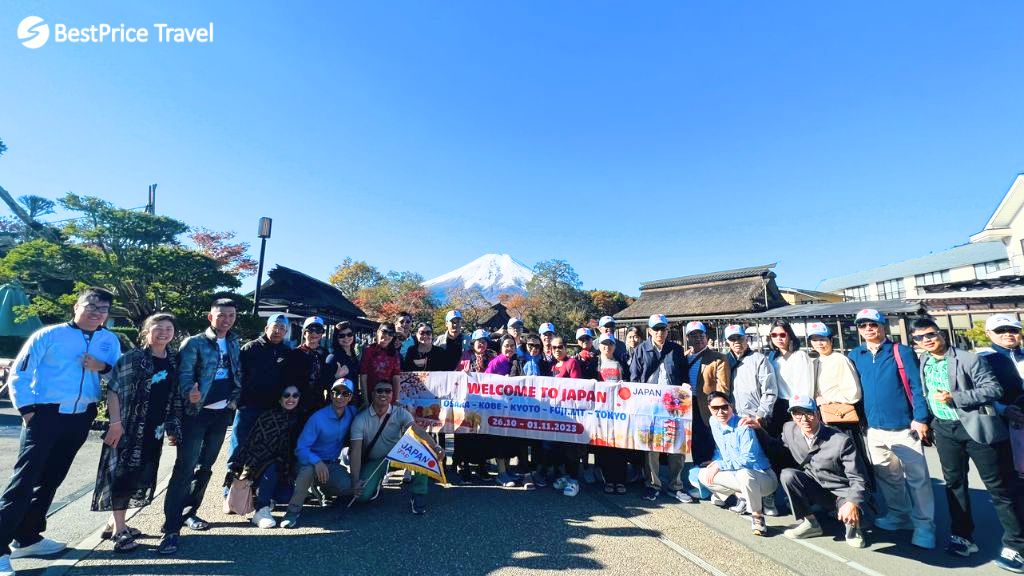 Đoàn check in làng cổ Oshino Hakkai