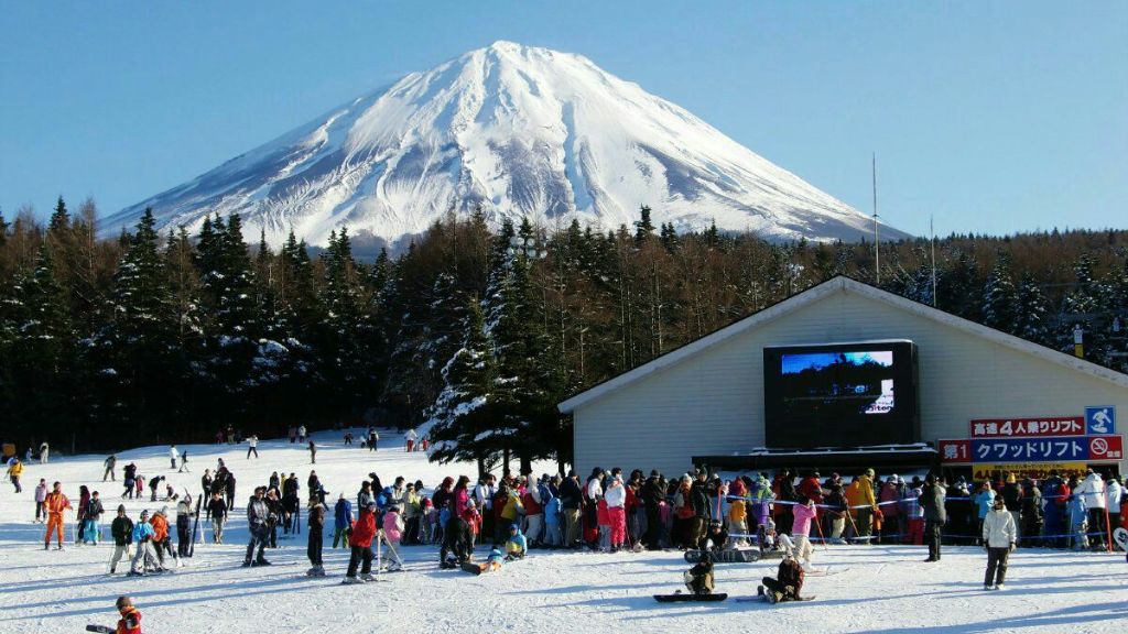 Fujiten Snow Resort có backgronud là núi Phú Sĩ