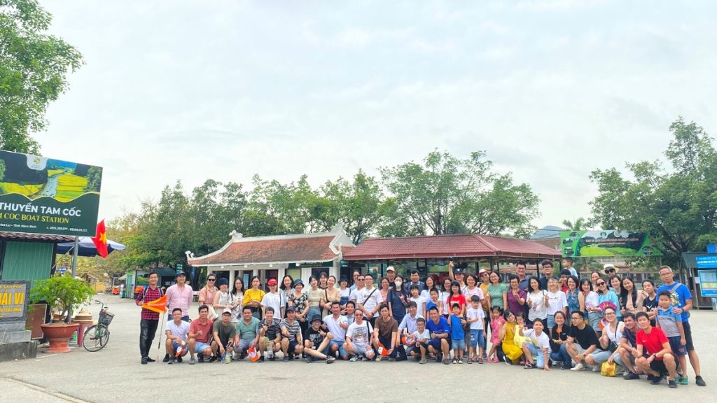 Đoàn khách đi tour Ninh Bình tại BestPrice