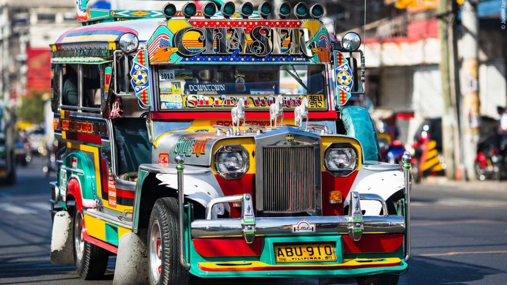 Thăm quan phố cổ bằng xe Jeepney