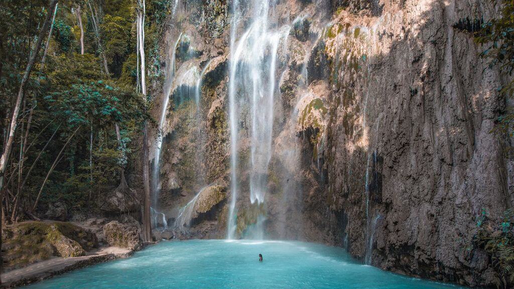 Du khách tham quan chụp hình, tắm thác tại thác Tumalog