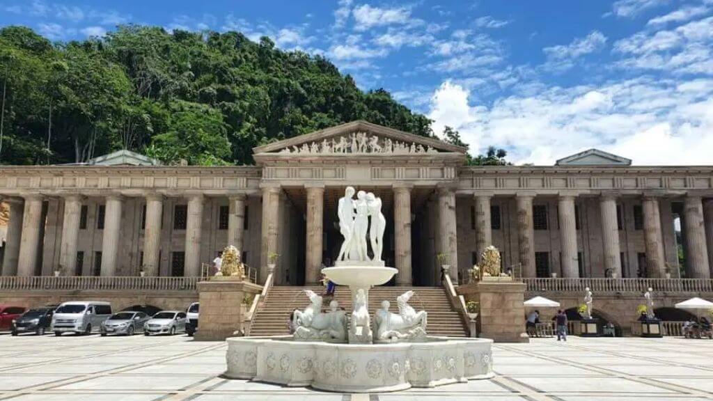 Đền Leh là một công trình độc đáo kết hợp giữa nghệ thuật kiến trúc châu Âu cổ điển và câu chuyện nhân văn sâu sắc