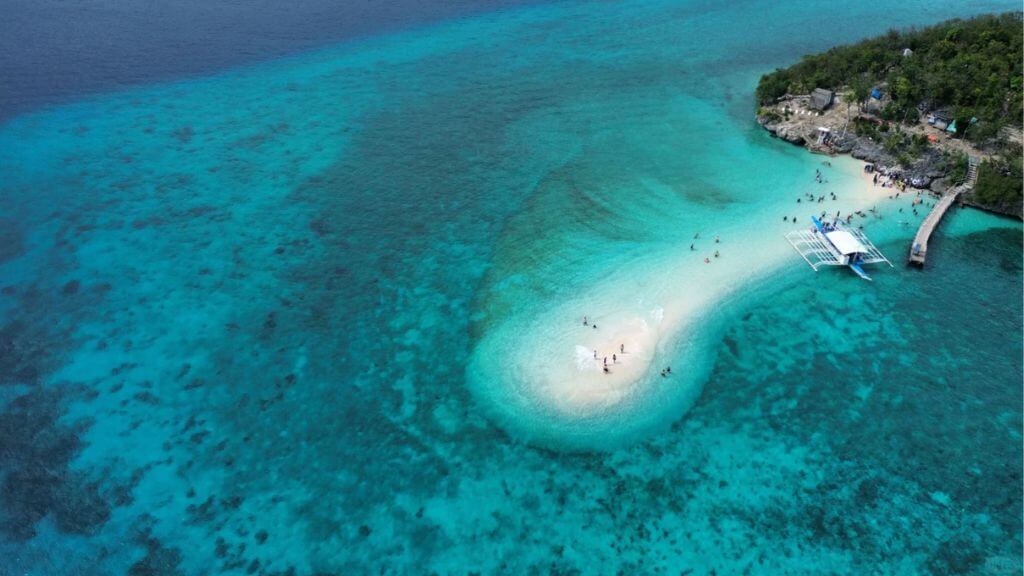 Khám phá bãi biển Sumilon trong làn nước trong xanh, yên bình