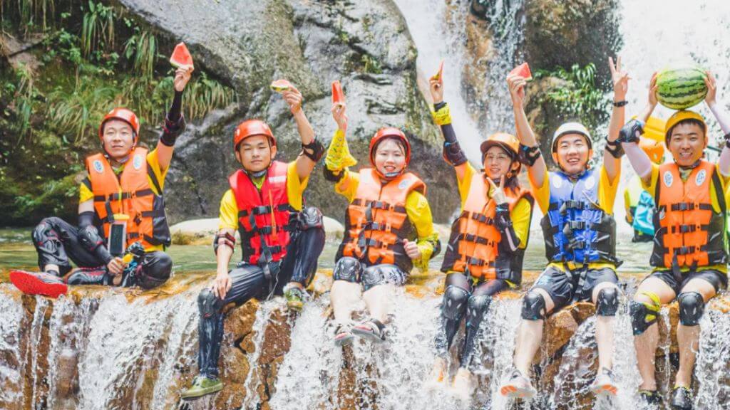 Trải nghiệm các hoạt động canyoneering   vượt suối, nhảy thác và trượt nước tự nhiên