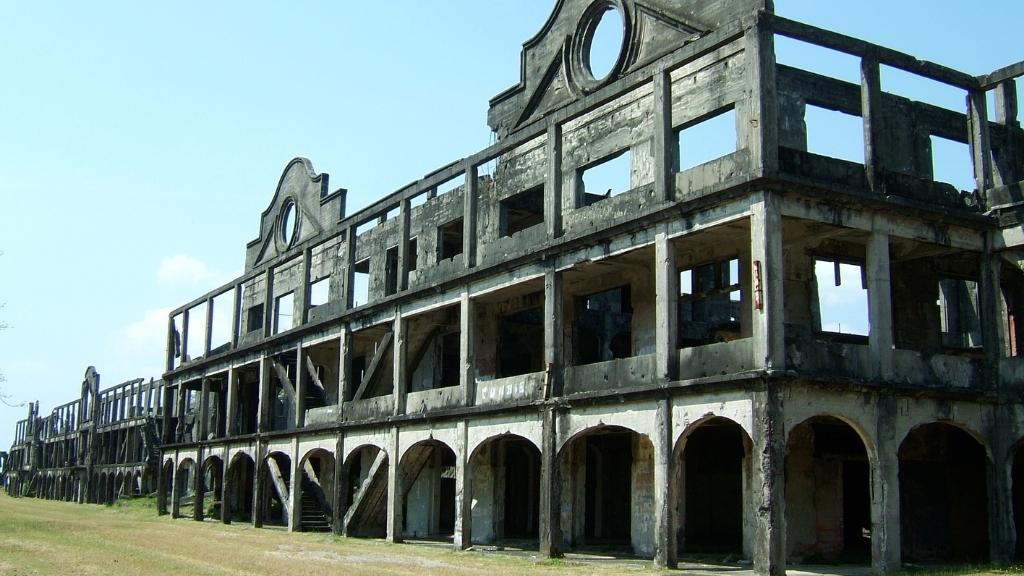 Tàn tích của một pháo đài tại đảo Corregidor