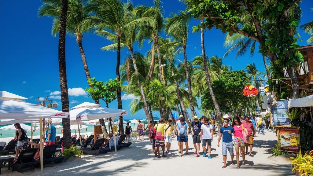 Dạo bước trong ánh nắng trong xanh của đảo Boracay