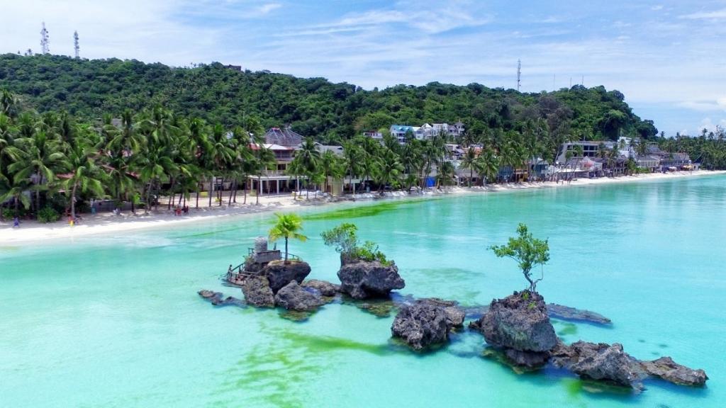 Đảo Boracay với làn nước trong ngọc biếc