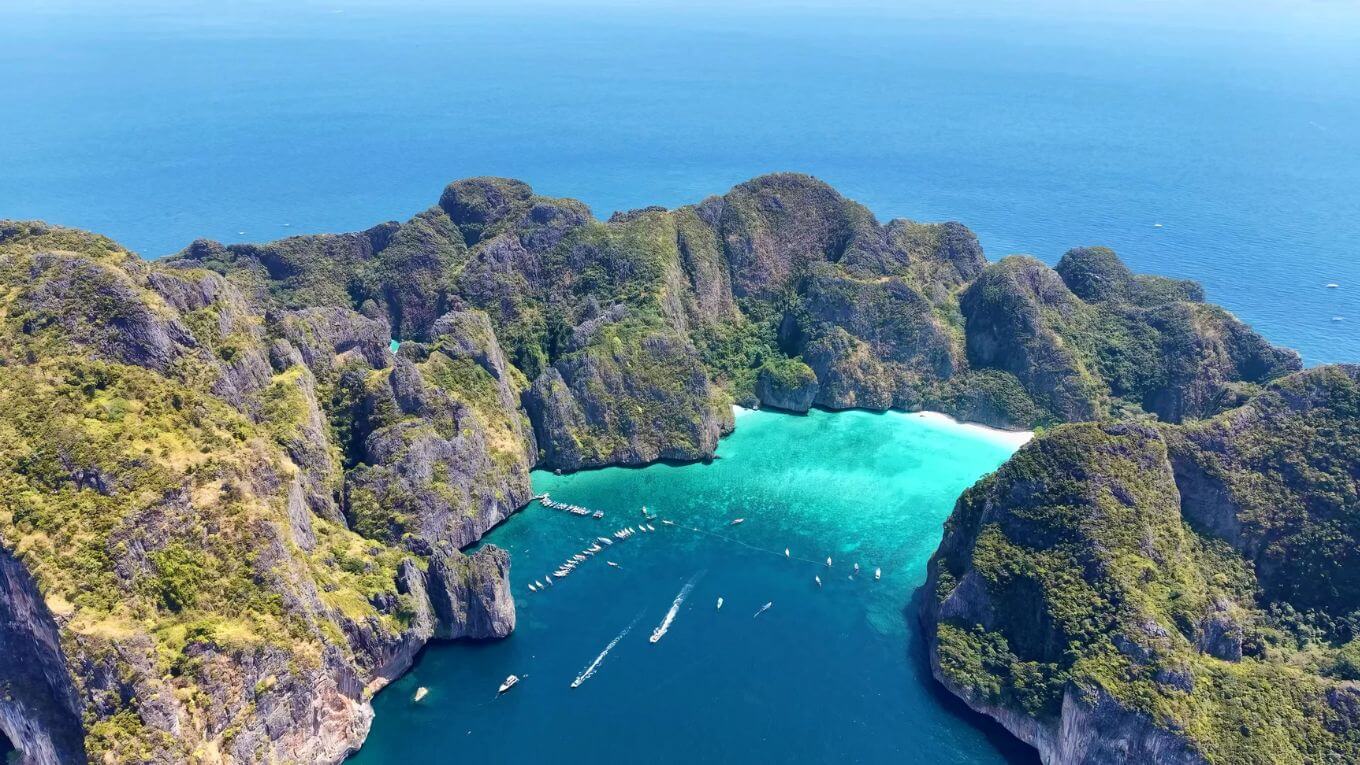Maya Bay – nơi nước biển trong như pha lê tan chảy