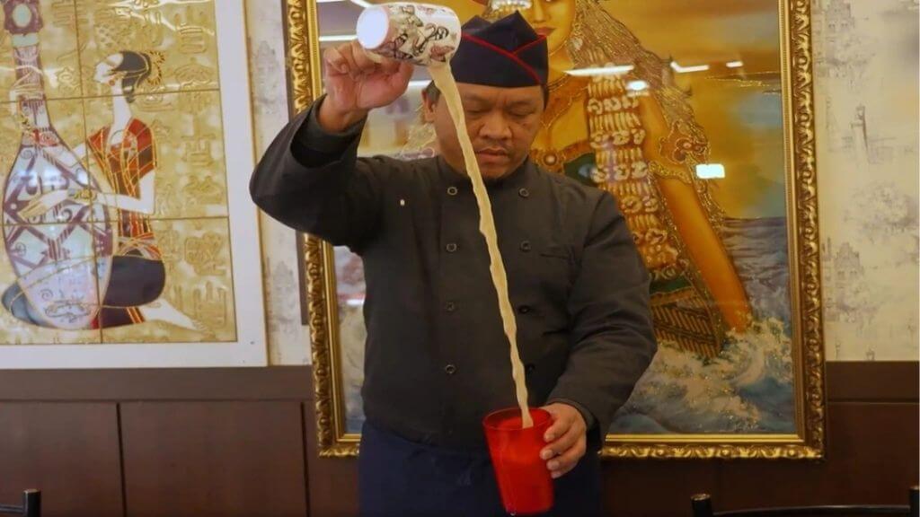 Quý khách sẽ được thưởng thức thức trà sữa kéo Tea Tarik - đặc sản của người Malaysia