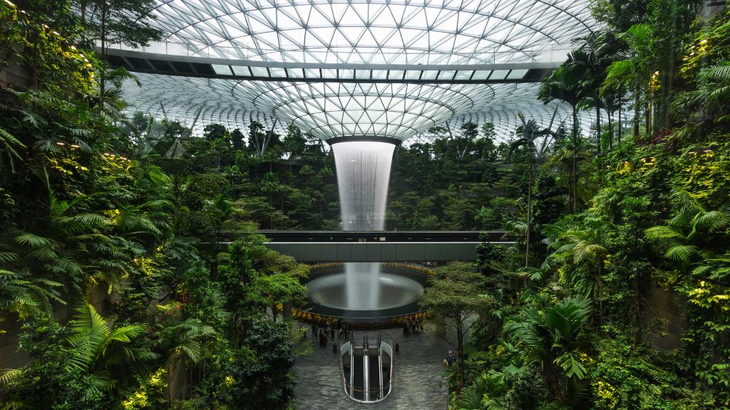 Sân bay Changi hiện đại với thác nước Vortex