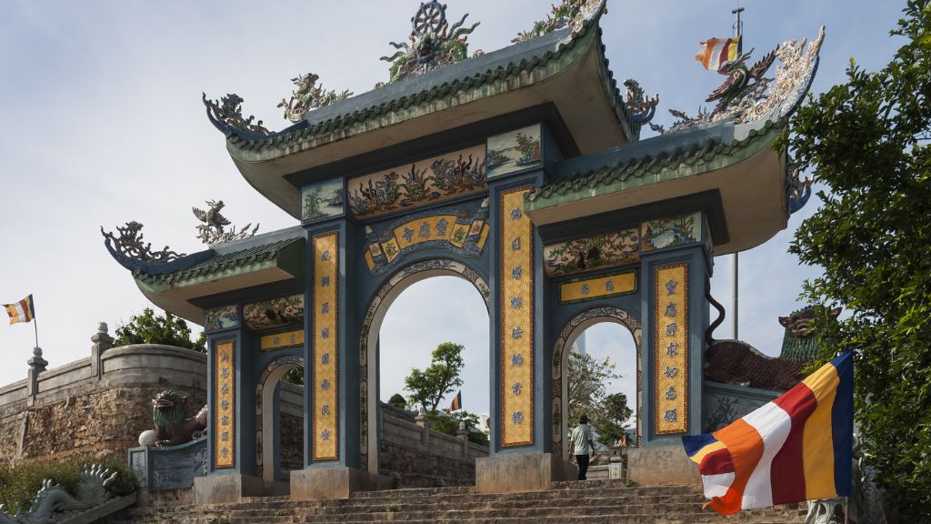 cổng chùa Lĩnh Ứng bãi bụt cổ kính