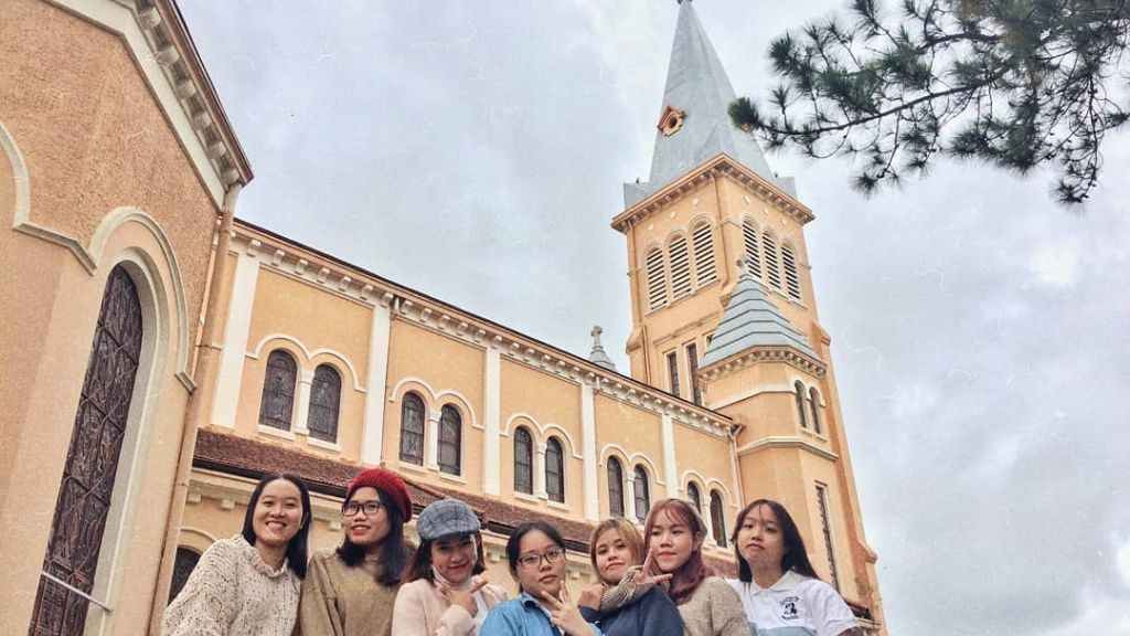 Khách du lịch Đà Nẵng check in tại nhà thờ Con Gà