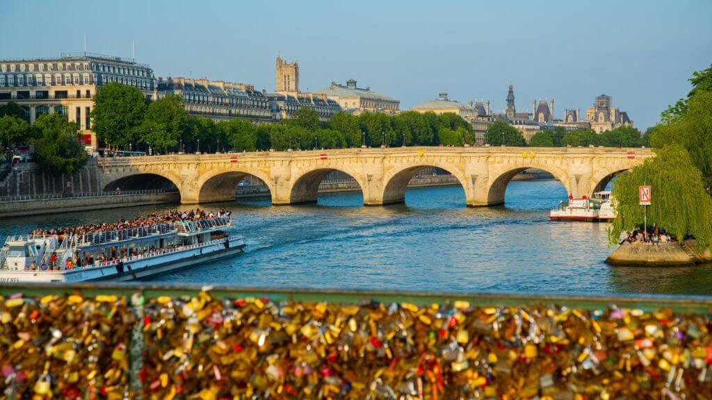 Cầu sắt Pont des Arts lãng mạn của Paris