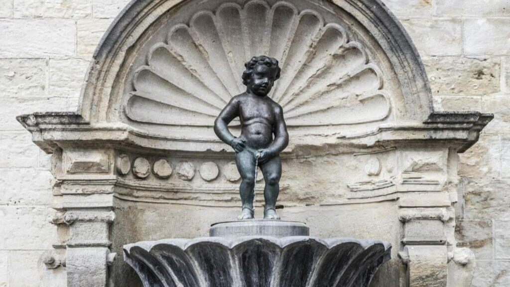 Du khách checkin tại bức tượng cậu bé Manneken Pis