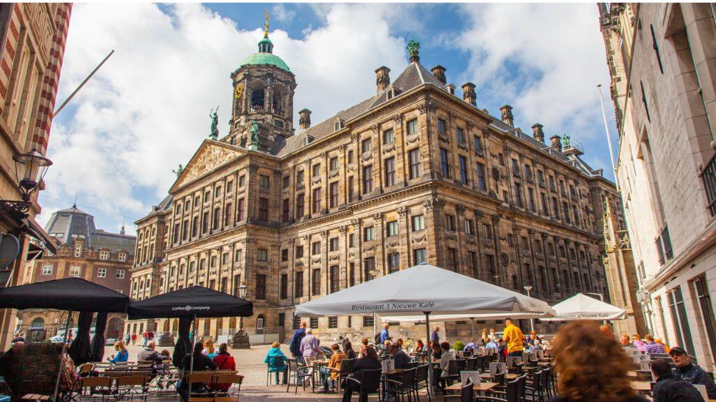 Đường phố sôi động của Quảng Trường Dam