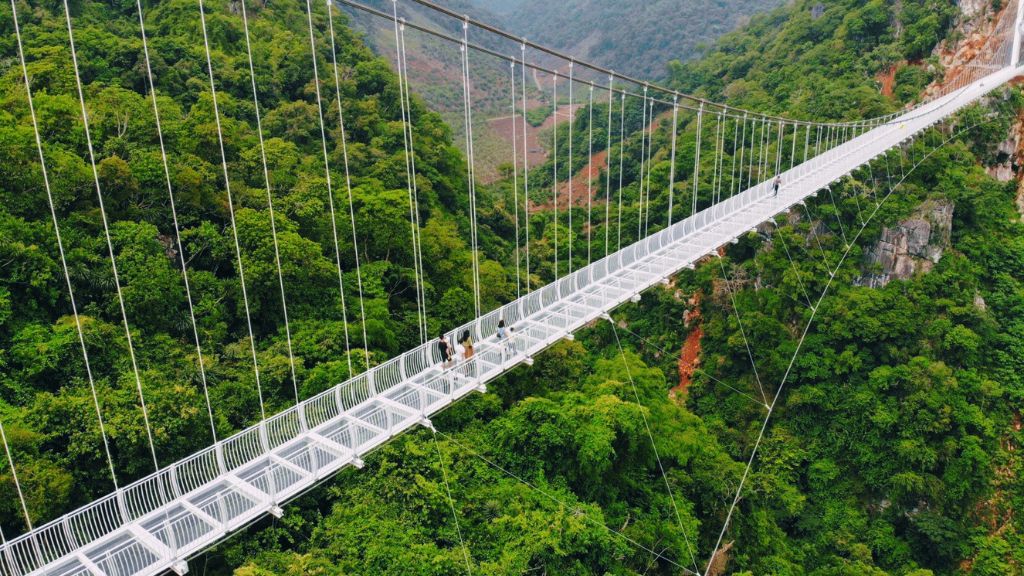 Trải nghiệm đặt chân đến Cầu kính Bạch Long với chiều dài lớn nhất Việt Nam