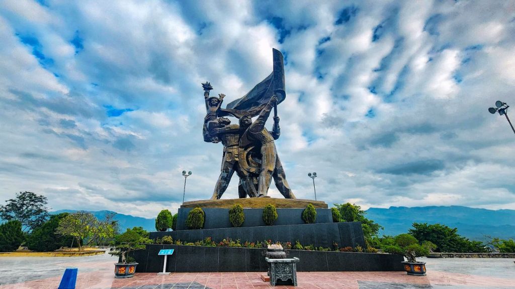 Tượng đài Chiến Thắng Điện Biên nơi đánh dấu  50 năm chiến thắng Điện Biên Phủ.