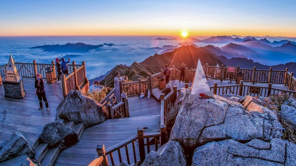 Chiêm ngưỡng biển mây trên đỉnh Fansipang