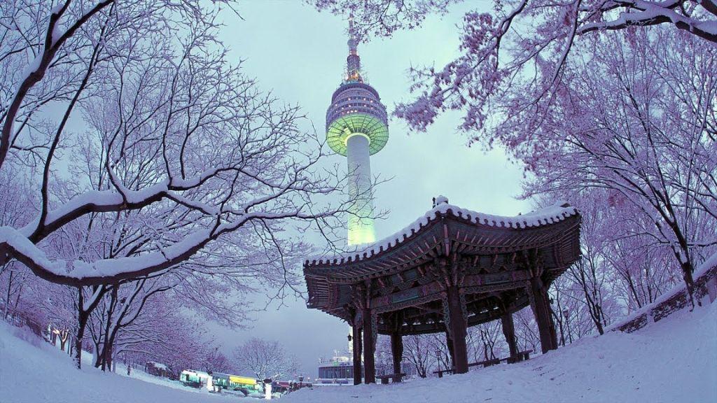 Tháp Namsan được bao phủ bởi lớp tuyết trắng muốt