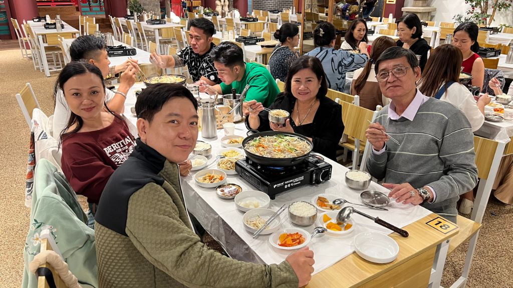 Bữa lẩu bò Bulgogi cực ngon trong tour Hàn Quốc