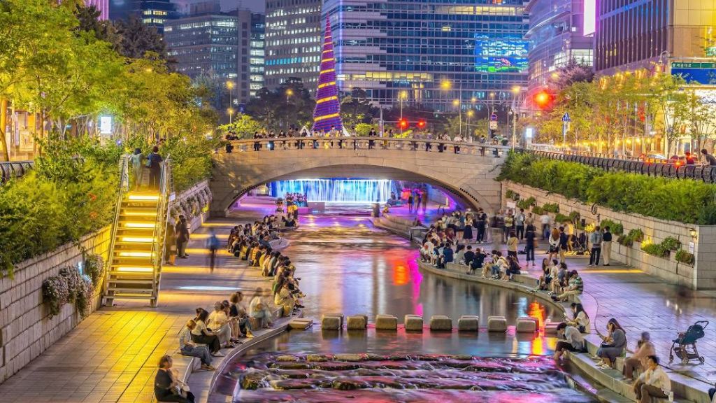 Tour tết Hàn Quốc 5N4Đ - Tham quan dòng suối nhân tạo Cheonggyecheon