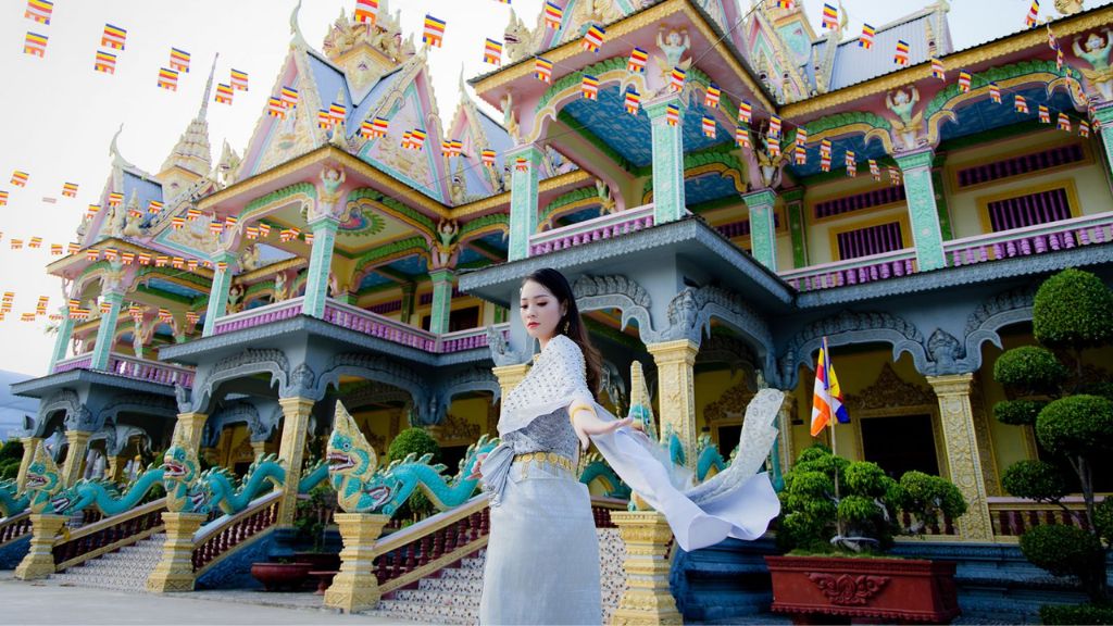 Du khách check in tại chùa Som Rông trong tour Tết miền Tây