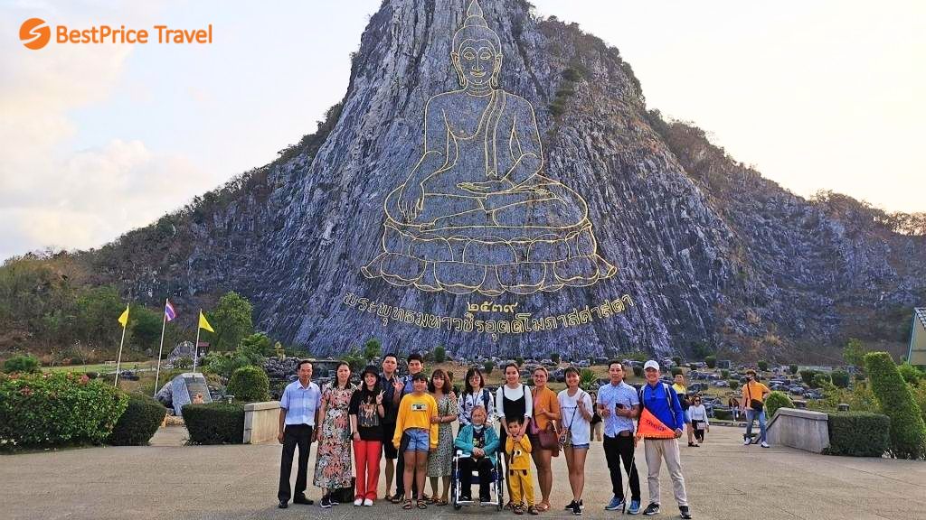 Đoàn khách check in tại Núi Phật Vàng Khao Chee Chan