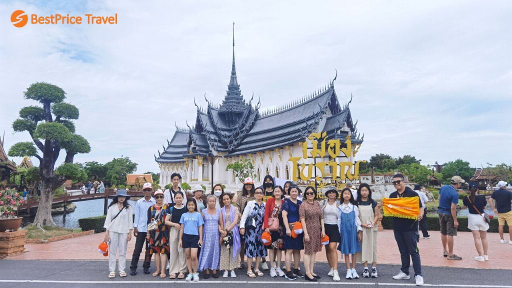 Đoàn tour Thái Lan check in thành cổ Muang Boran