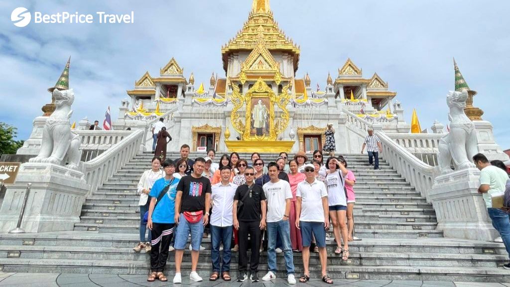 Đoàn chụp hình tại chùa Wat Traimit