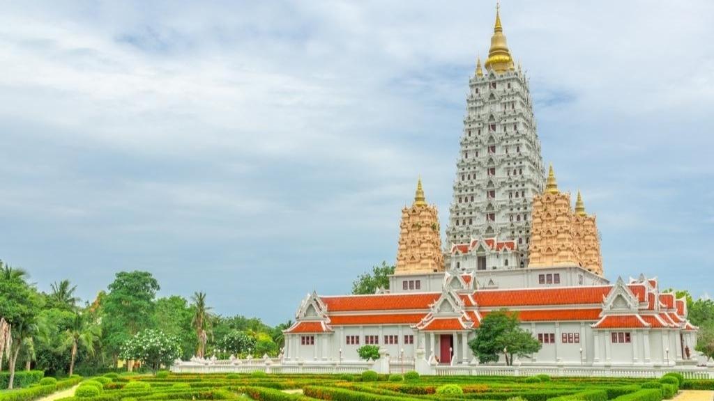 Khuôn viên đền Wat Yansangwaram rộng lớn