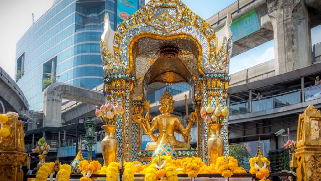 Ngôi đền thờ Phật bốn mặt linh thiêng nhất Bangkok - Saco Travel  Ngôi đền thờ Phật bốn mặt linh thiêng nhất Bangkok