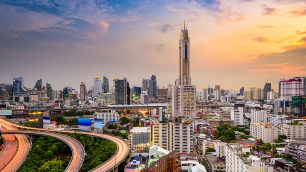 Đoàn thưởng thức bữa trưa tại Baiyoke Sky