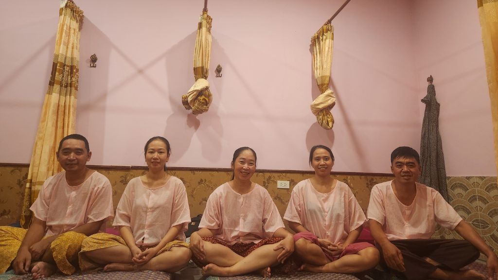 Đoàn khách check in trước khi trải nghiệm Massage Thái cổ truyền