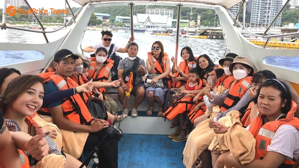 Du khách đi tour Thái Lan của BestPrice trên cano ra đảo Coral