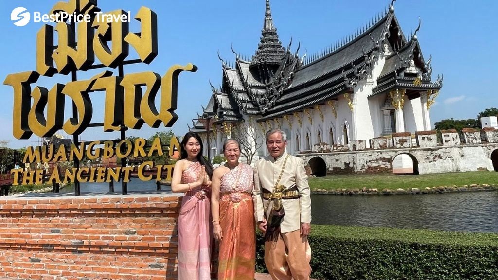 Du khách trải nghiệm trang phục truyền thống Thái Lan