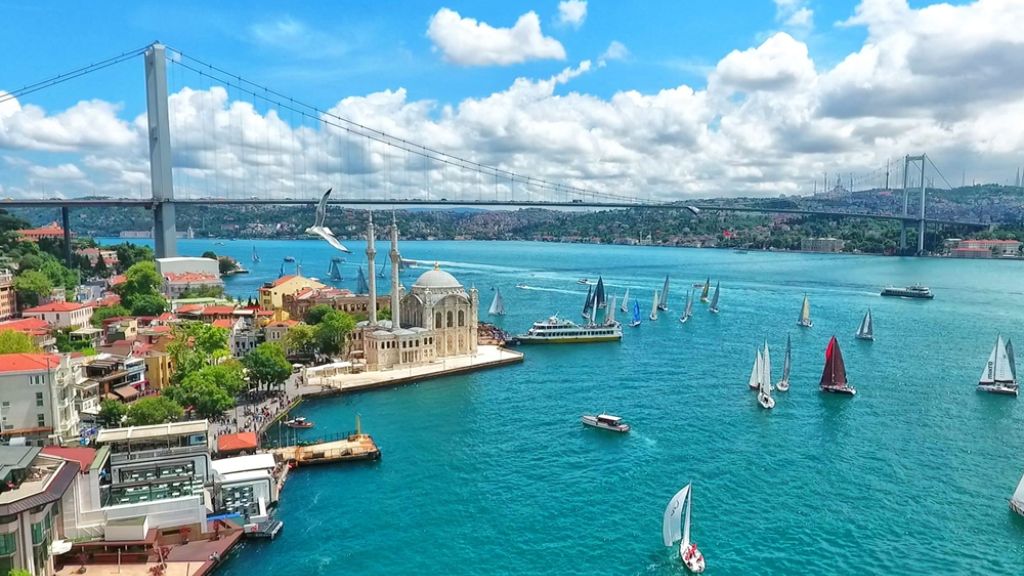 Dạo thuyền ngắm eo biển Bosphorus