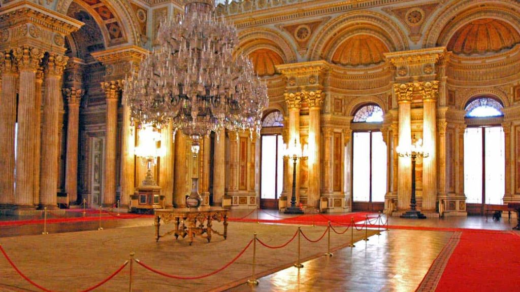 Không gian uy nghi bên trong của Cung điện Dolmabahce
