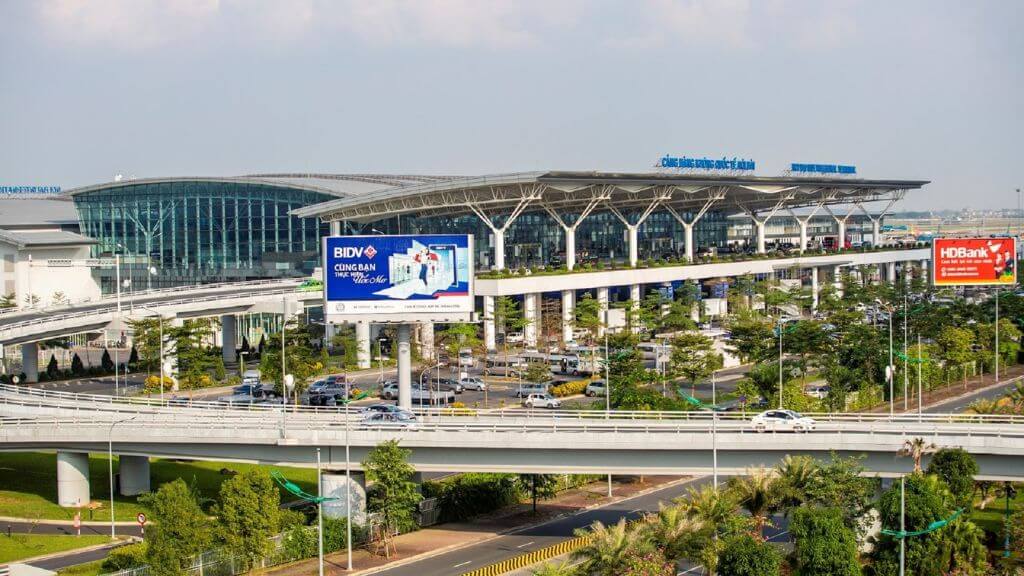 Đoàn di chuyển đến sân bay Nội Bài làm thủ tục rời Hà Nội đi Bắc Kinh