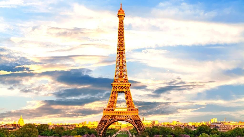 Tháp Eiffel Tráng Lệ