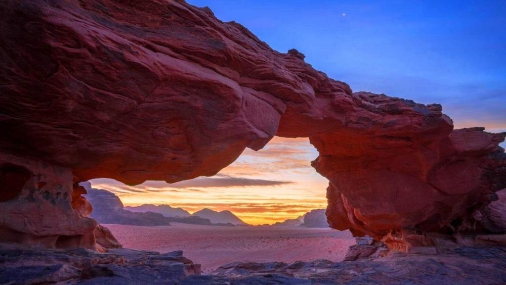 Cảnh sắc hoàng hôn hùng vĩ từ sa mạc Wadi Rum