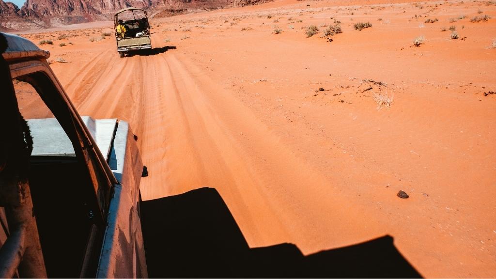 Lướt sa mạc trên xe Jeep ở Wadi Rum