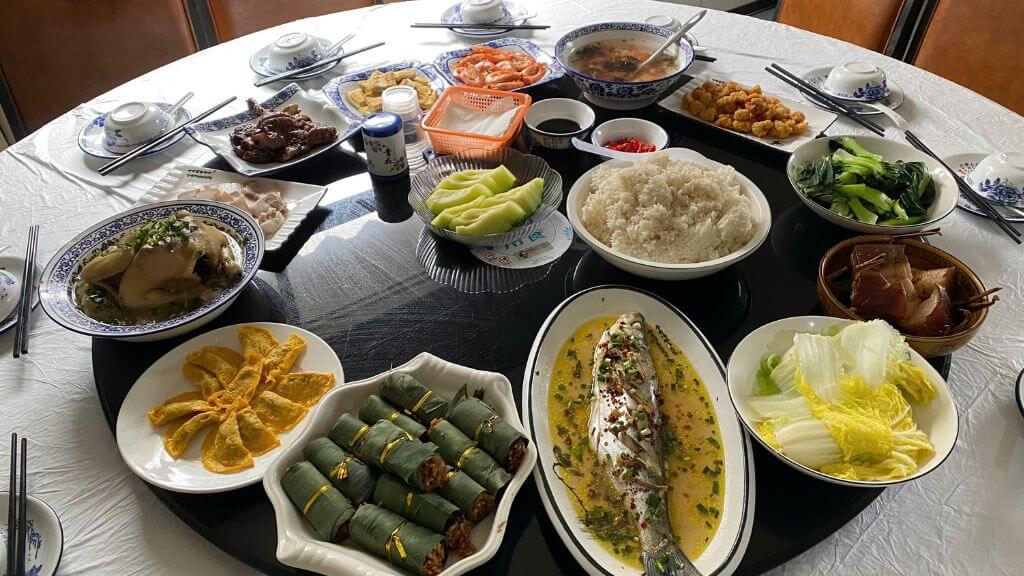 Du khách thưởng thức ẩm thực Trung Hoa trong tour