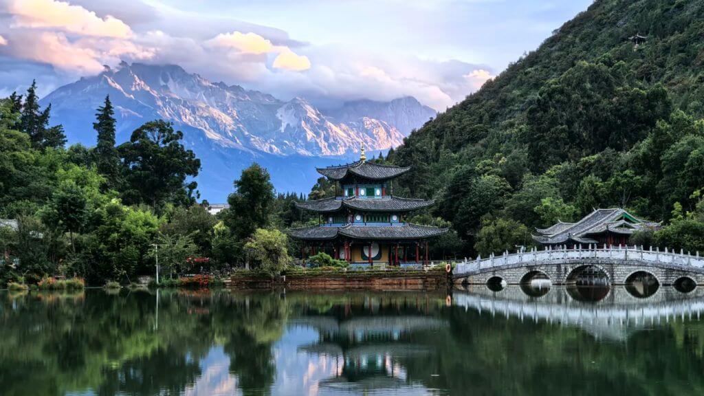 Công viên Hắc Long Đàm – nơi có dòng nước trong xanh bắt nguồn từ núi tuyết Ngọc Long