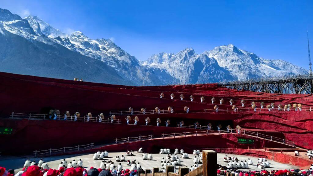 Quý khách thưởng thức chương trình biểu diễn thực cảnh “Ấn Tượng Lệ Giang” do đạo diễn Trương Nghệ Mưu dàn dựng