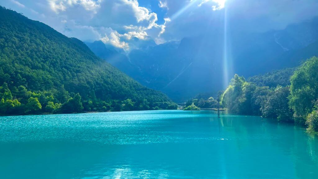 Thung lũng Lam Nguyệt – nơi dòng nước băng tan tạo nên sắc xanh ngọc đặc trưng giữa khung cảnh thiên nhiên ngoạn mục