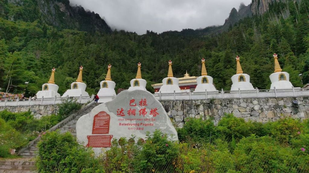 Đoàn khách thăm tu viện Songzanlin
