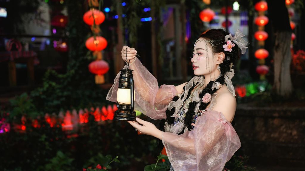 Du khách thả dáng chụp ảnh tại thành cổ Lệ Giang